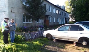 В Змеиногорске 17-летний парень снял колеса с двух машин.