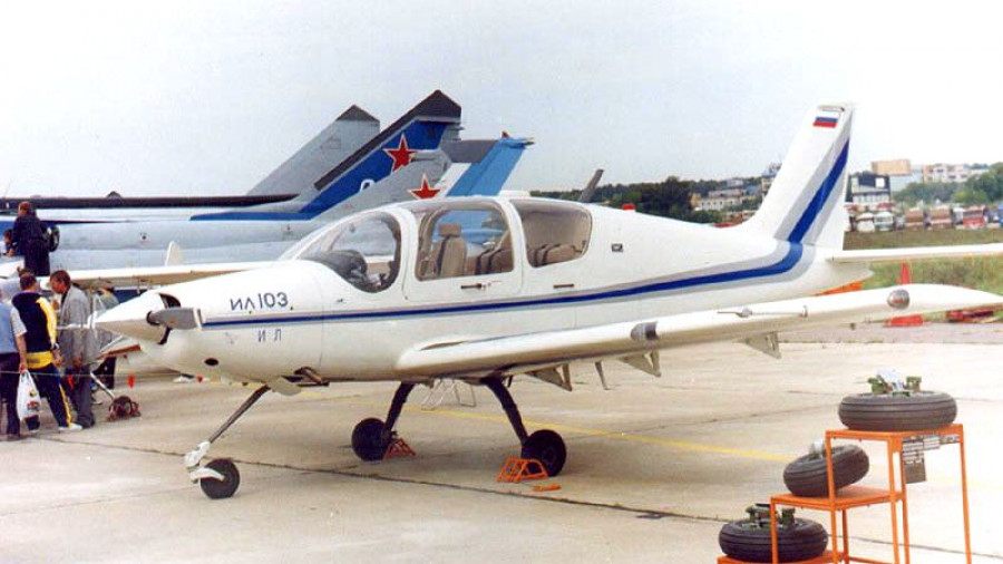 Самолет Ил-103.