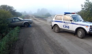 Фотофакты. На Алтае пьяные мужчины сами попросили полицейских вытащить угнанный автомобиль из кювета
