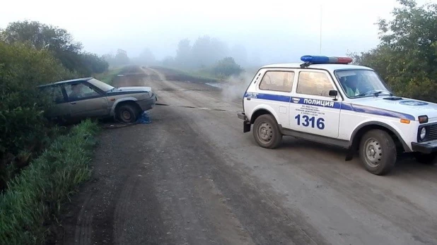 Фотофакты. На Алтае пьяные мужчины сами попросили полицейских вытащить угнанный автомобиль из кювета