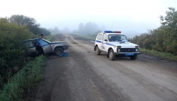 Фотофакты. На Алтае пьяные мужчины сами попросили полицейских вытащить угнанный автомобиль из кювета