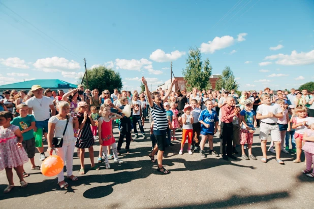 Родина губернатора Александра Карлина отмечает свой день рождения 