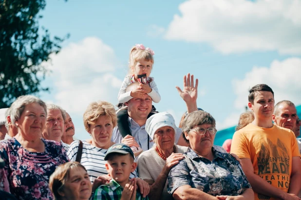 Родина губернатора Александра Карлина отмечает свой день рождения 