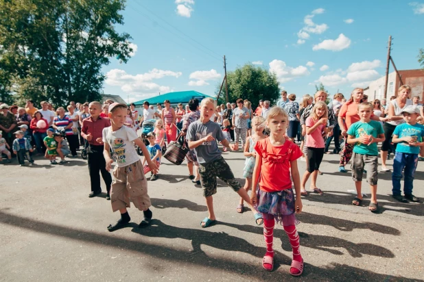 Родина губернатора Александра Карлина отмечает свой день рождения 