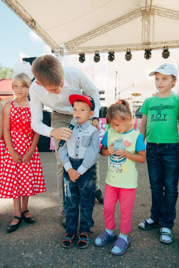 Родина губернатора Александра Карлина отмечает свой день рождения 