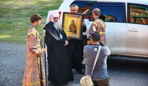Икону с частицей мощей Луки Крымского привезли в Александро-Невский собор Барнаула.