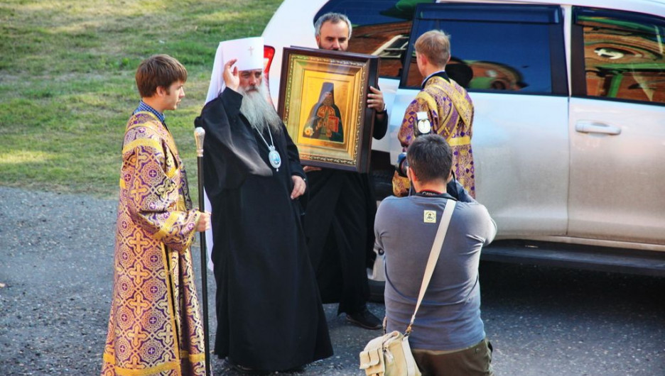 Икону с частицей мощей Луки Крымского привезли в Александро-Невский собор Барнаула.