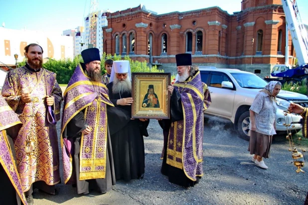 Икону с частицей мощей Луки Крымского привезли в Александро-Невский собор Барнаула.