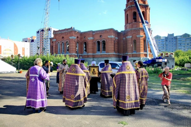 Икону с частицей мощей Луки Крымского привезли в Александро-Невский собор Барнаула.