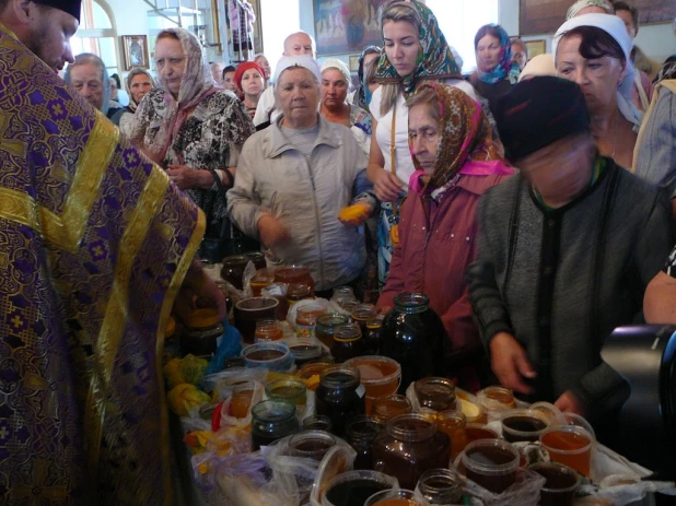 В храмах Барнаула освятили мед.