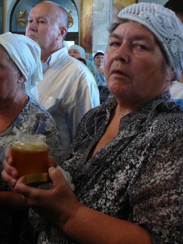 В храмах Барнаула освятили мед.