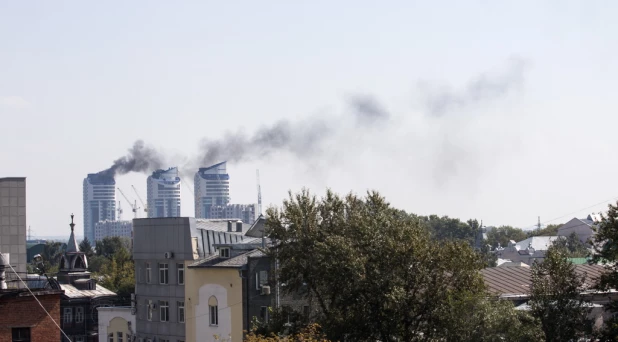 В Барнауле горит высотка "Аквамарина".