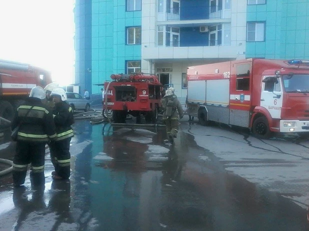 В Барнауле горит высотка "Аквамарина".