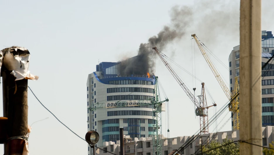 Как в Барнауле тушили крышу высотки "Аквамарина".