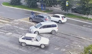 Момент падения пешехода под колеса.