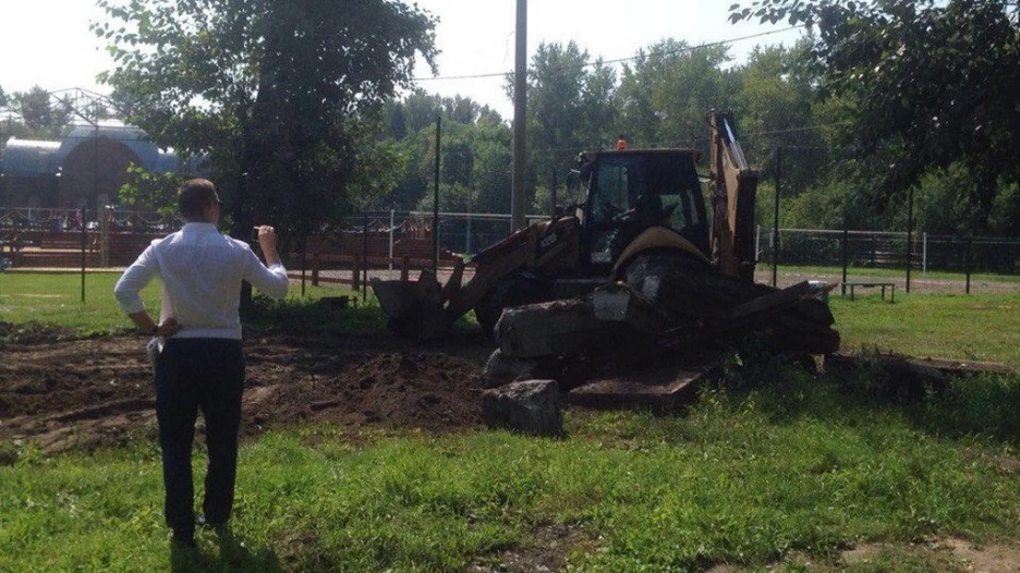 В парке "Изумрудном" сносят оставшиеся от сгоревшего кафе "Мельница" конструкции.