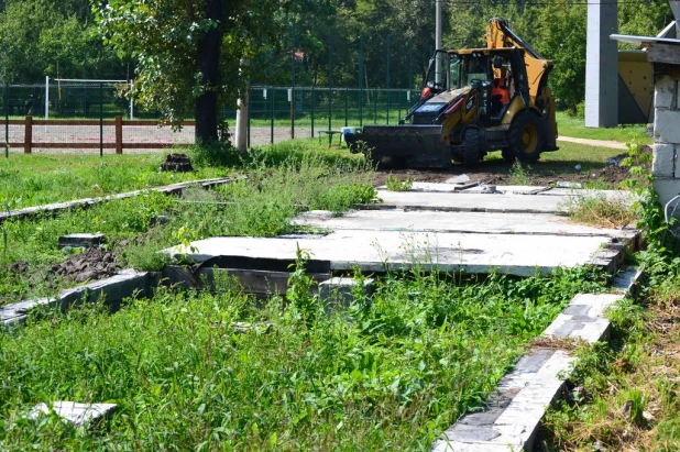 В "Изумрудном" сносят кафе.