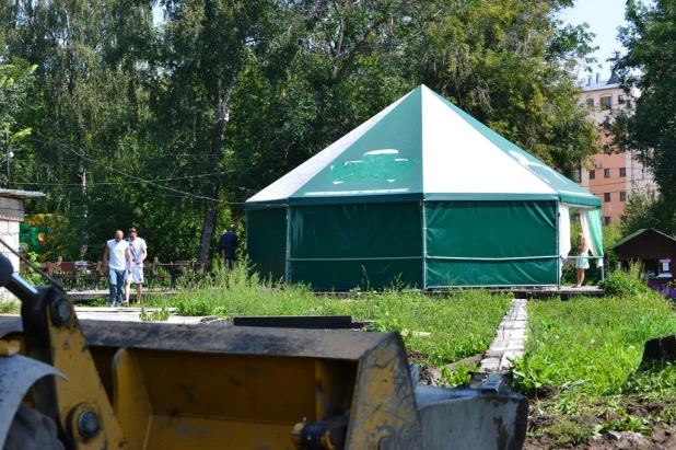 В "Изумрудном" сносят кафе.