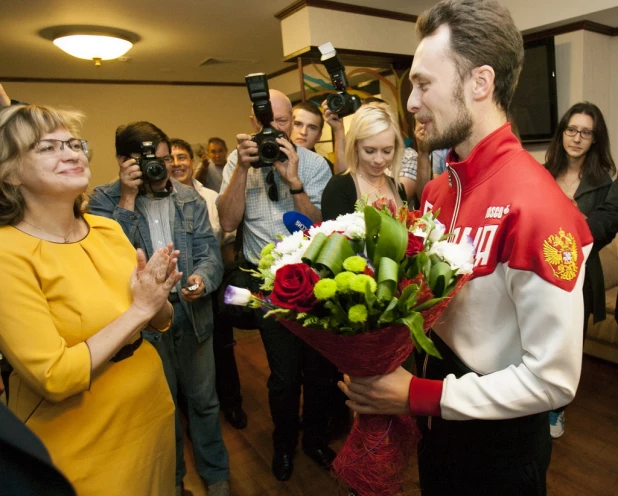 Олимпийский призер Сергей Каменский прилетел в Барнаул. 