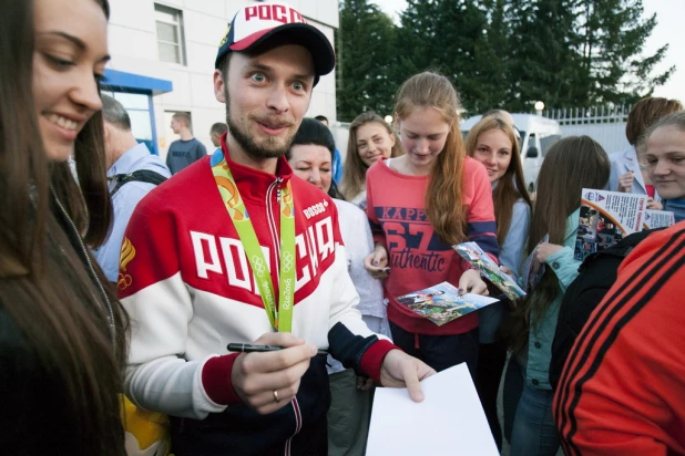 Олимпийский призер Сергей Каменский прилетел в Барнаул. 