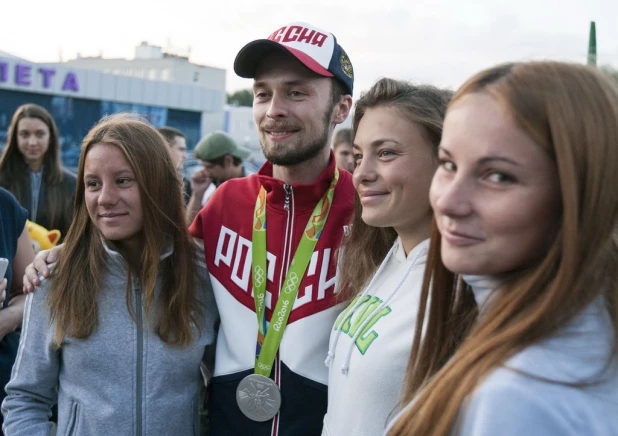 Олимпийский призер Сергей Каменский прилетел в Барнаул. 