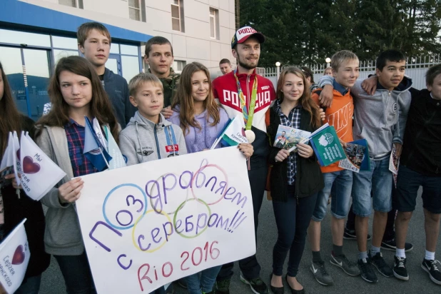 Олимпийский призер Сергей Каменский прилетел в Барнаул. 