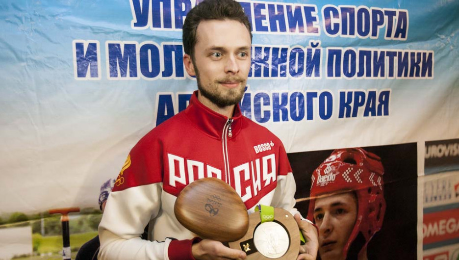 Олимпийский призер Сергей Каменский прилетел в Барнаул. 