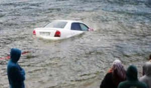 Бийчане утопили машину в Телецком озере.
