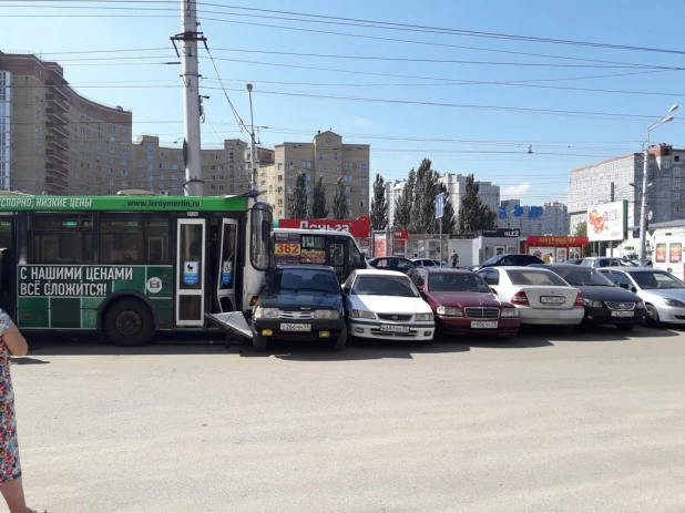 Автобус смял 12 автомобилей в Омске.