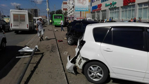 Автобус смял 12 автомобилей в Омске.