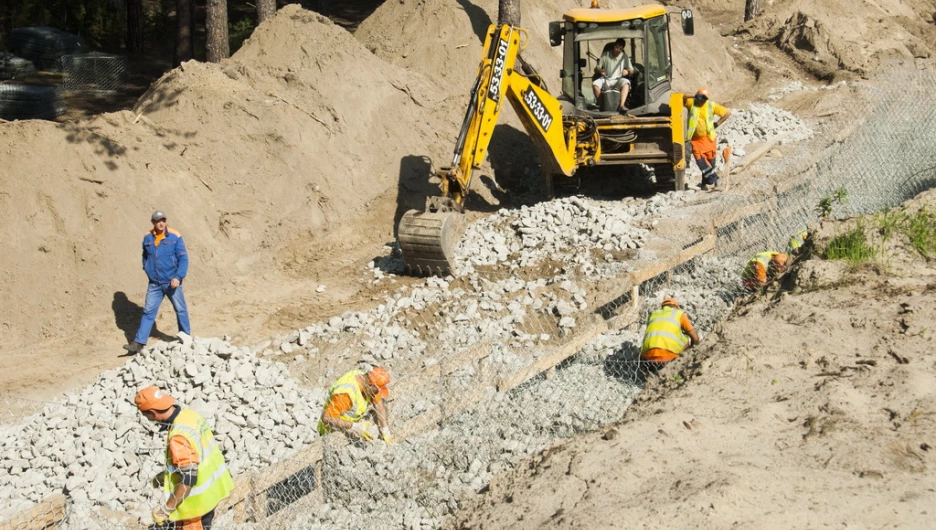 Расширение подъездов к путепроводу через пути на шоссе Ленточный бор в Барнауле.