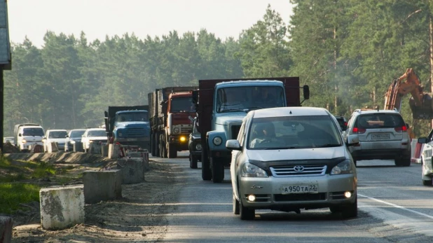 Расширение подъездов к путепроводу через пути на шоссе Ленточный бор в Барнауле.