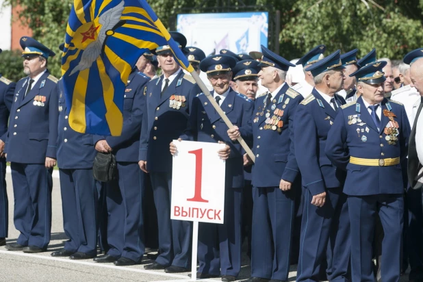 В Барнауле отпраздновали 50-летие со дня основания летного училища.