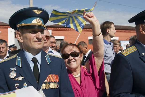 В Барнауле отпраздновали 50-летие со дня основания летного училища.