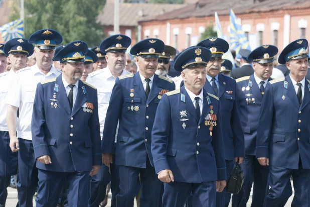 В Барнауле отпраздновали 50-летие со дня основания летного училища.