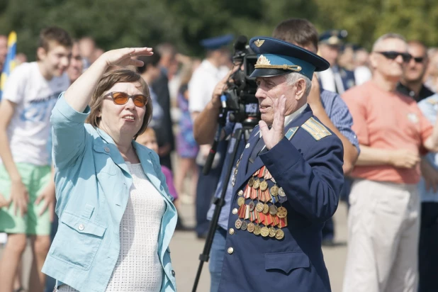 В Барнауле отпраздновали 50-летие со дня основания летного училища.