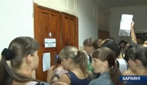 Барнаульцы выстроились в очередь за путевками в детсады.