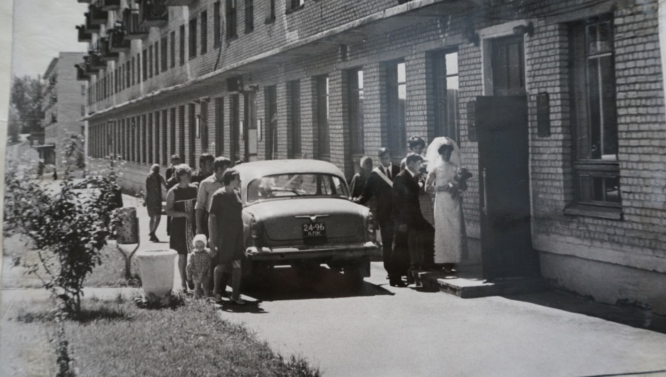 Барнаул, 1960-е. Вход во дворец бракосочетания, который находился тогда на пр. Комсомольском,77.