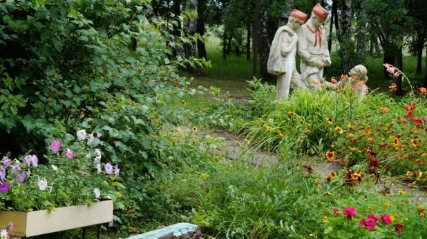 Школа в селе Вяткино Усть-Пристанском района.