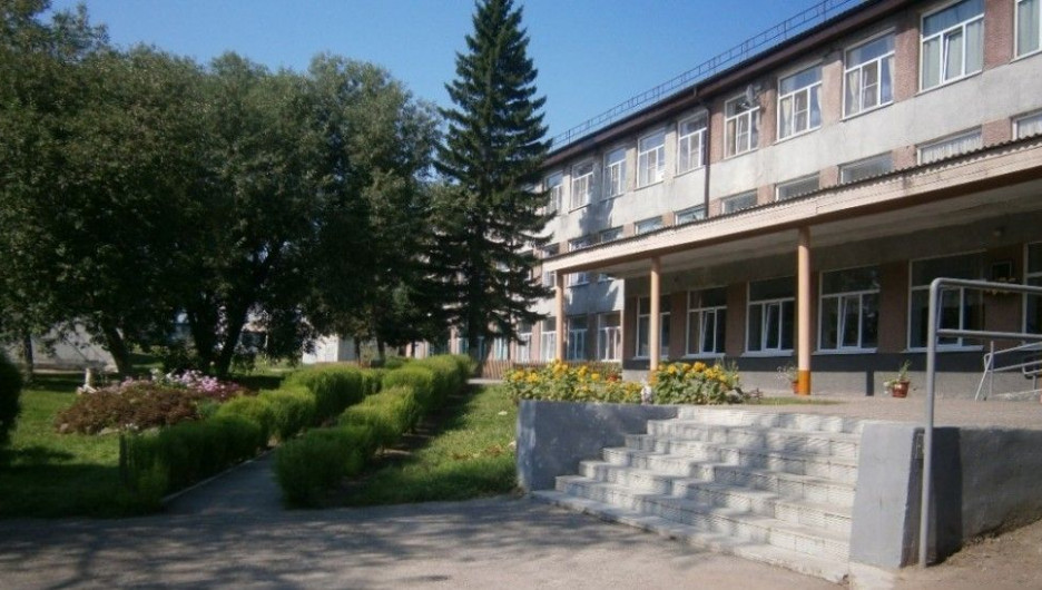 Школа в селе Усть-Чарышская Пристань.