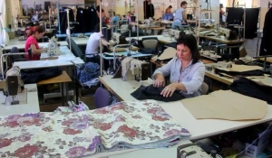 Пошив одежды для школьников в Алтайском оптово-розничном центре школьной и офисной одежды.