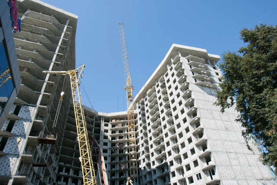 Почему убрали башенный кран со строительства дома бизнес-класса.