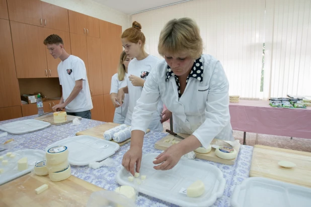 На Алтае проходит самая масштабная профессиональная дегустация сыра.