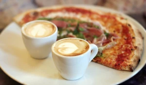 Сеть вкусного питания "Грильница" дарит своим посетителям утренний латте.