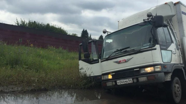 На Силикатном застрял грусовик. 24 августа 2016 года.