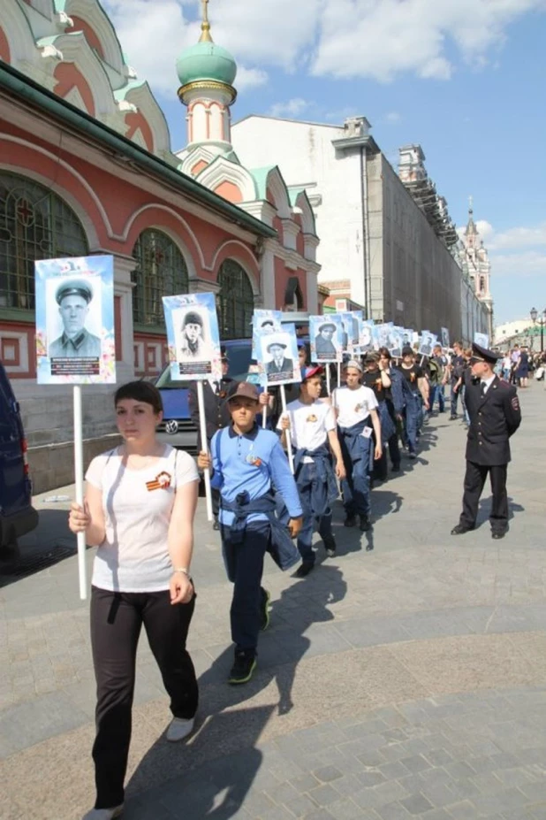 Москва, 9 мая 2016 г. Бессмертный полк воинов, поднятых Сибирским кадетским корпусом, следует на Красную площадь.