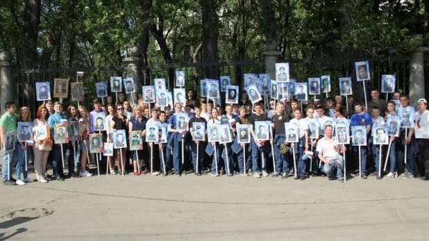 Москва, 9 мая 2016 г. Бессмертный полк воинов, поднятых Сибирским кадетским корпусом, следует на Красную площадь.