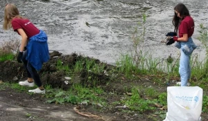 Акция по очистке берега реки Барнаулки.