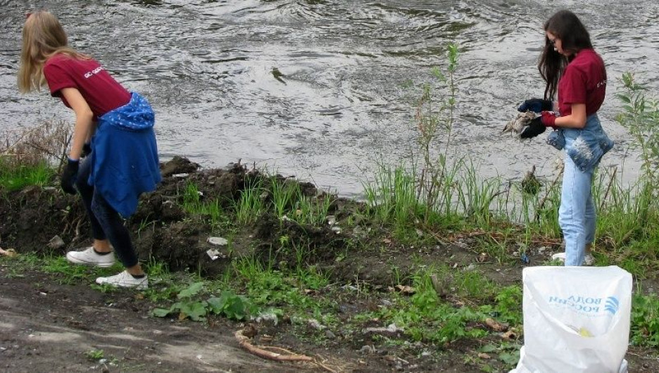 Акция по очистке берега реки Барнаулки.