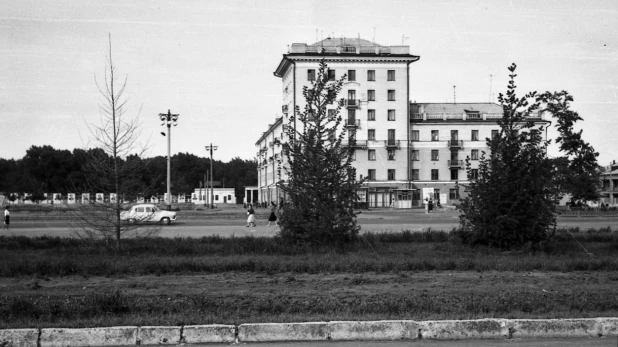 Площадь Советов. На заднем плане остатки Дунькиной рощи, 1960-е гг.